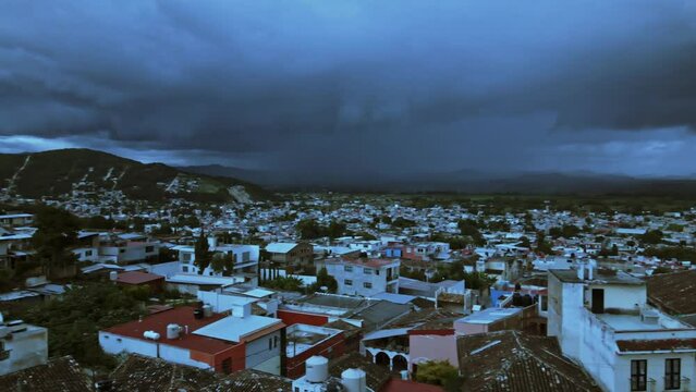 D&iacute;a lluvioso totalmente gris, con una nube de lluvia de fondo con rayo al final.