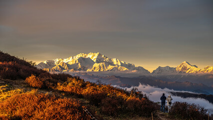 Obraz premium sunset in the mountains of himalaya