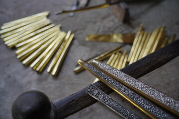 Wrap the unfinished keris and reveal the ornaments