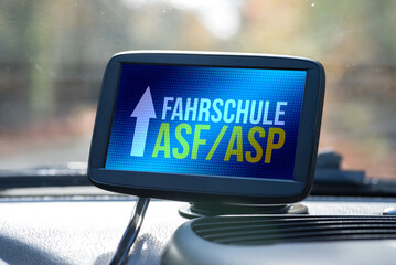 Navigation im Auto zeigt auf Fahrschule und ASF ASP Seminare