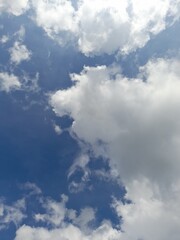 Obraz premium Blue sky with sunbeam trough the fluffy clouds, cloudy, summer day . for wallpaper, background, presentation.