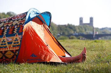 Camper an der Isar in München