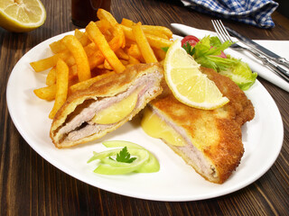Cordon Bleu mit Pommes Frites