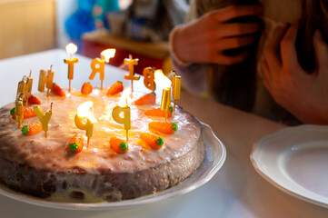 Geburtstag Kuchen wird ausgepustet