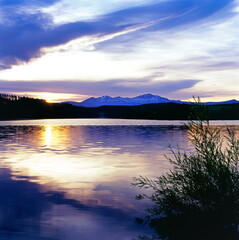 Fototapeta na wymiar 湖の日の出と旭岳(美瑛町）