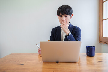 考えるビジネスマン