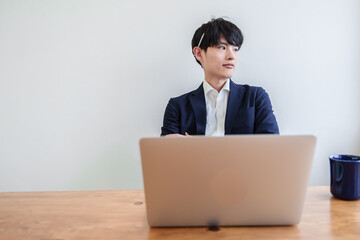 考えるビジネスマン