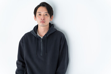 私服を着た日本人男性