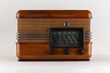 Antikes vintage Radio aus Holz mit Metalleisten Vorderansicht 