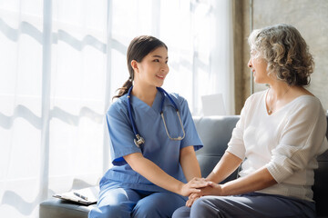 Obraz premium Asian female doctor smiling and encouraging patient after consulting in clinic.