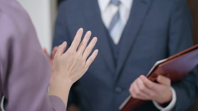 訪問販売を断る主婦