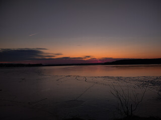 Jezioro podczas zachodu słońca
