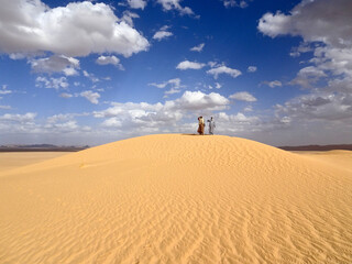 Spacer po pustyni, przygoda na Saharze - obrazy, fototapety, plakaty