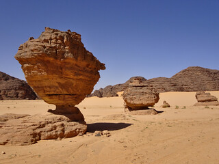 Niesamowite skały pustynne