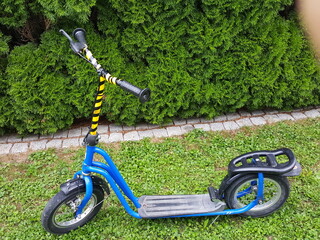 Kleiner blauer Roller