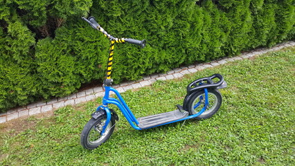 Kleiner blauer Roller