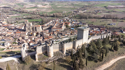 Fototapeta premium Vista aérea de la ciudad y Castillo de Peñaranda en Burgos España con parte de su castillo