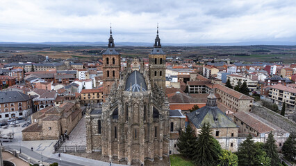 Fototapeta na wymiar La Catedral de Santa María de Astorga, con sus torres y una vista de la ciudad de Astorga tomada desde un dron