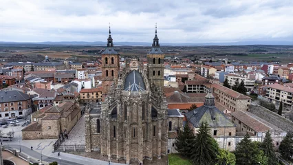 Deurstickers La Catedral de Santa María de Astorga, con sus torres y una vista de la ciudad de Astorga tomada desde un dron © tingitania