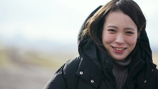 寒い冬に防寒ファッションをしている女性