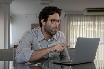 Fototapeta na wymiar Brazilian man working at home