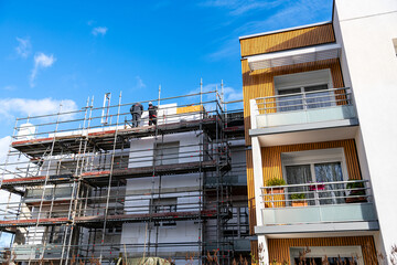 Réhabilitation thermique de logements collectifs. Réfection de facades avec pose d'un  isolant et...