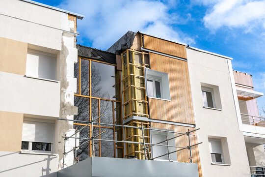 Réhabilitation thermique de logements collectifs. Réfection de facades avec pose d'un  isolant et de bardage. Situation avant/après