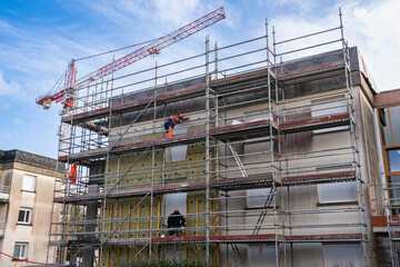 Réhabilitation thermique de logements collectifs. Réfection de facades avec pose d'un  isolant et...