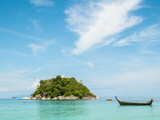 Obraz premium fishing boats between islands in the sea