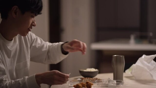 自宅で食事する男性