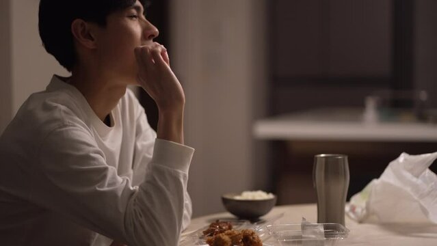 自宅で食事する男性