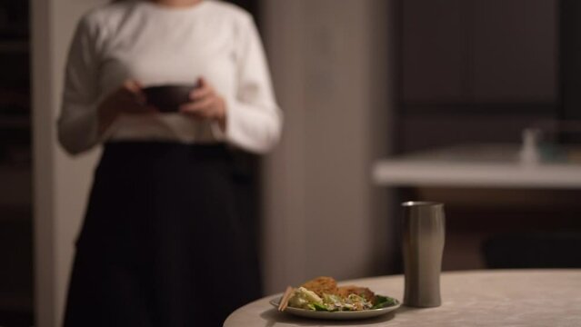 自宅で食事する女性