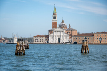 Basilica di san Giorgo mit Campanile im Hintergrund und Bootsanlegestelle im Vordergrund
