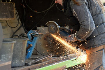 Junge Frau bei Flexen eines Hufeisens