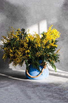 Fototapeta Vase with spring yellow mimosa flowers