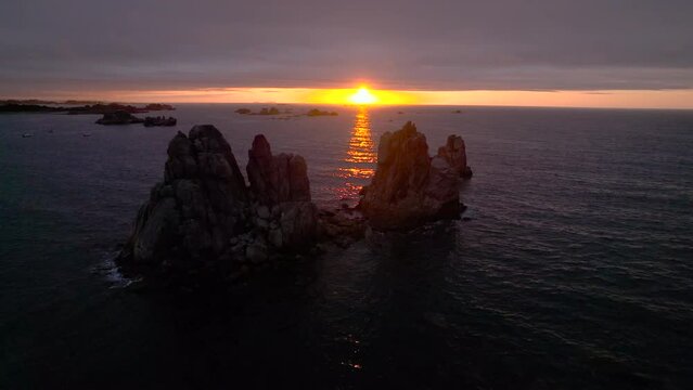 Pics rocheux en pleine mer au coucher du soleil, Pors Scaff, Plougrescrant, Bretagne