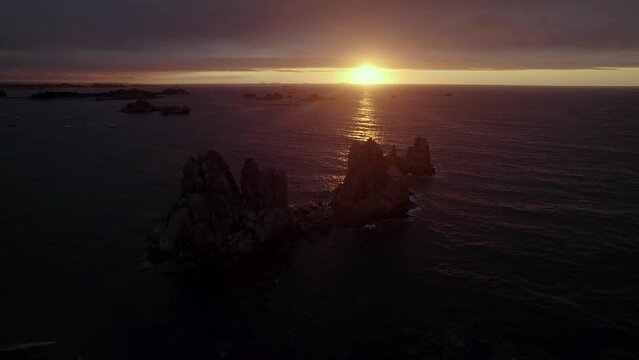 Pics rocheux en pleine mer au coucher du soleil, Pors Scaff, Plougrescrant, Bretagne