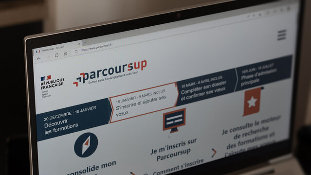 A candidate for a Parcour Sup enrolls for the school. Course admission phase. Posting wishes, student results, higher education sup courses, ParcourSup, courses bac baccalaureate results.