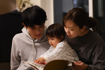 絵本を読む親子