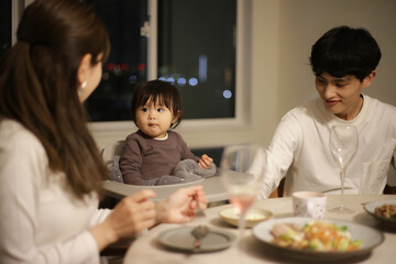 自宅で食事をする家族