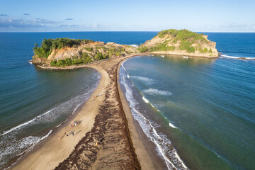 Le tombolo de Sainte-Marie est une curiosité de la Martinique. Il s'agit d'une barrière de sable...