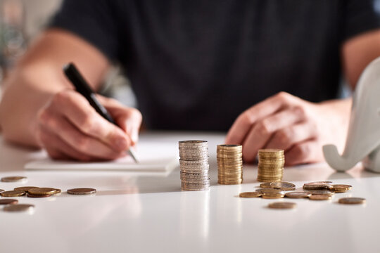 Mann am Schreibtisch macht Berechnungen zum Thema Sparen, Energie, Heizkosten. Finanzplanung