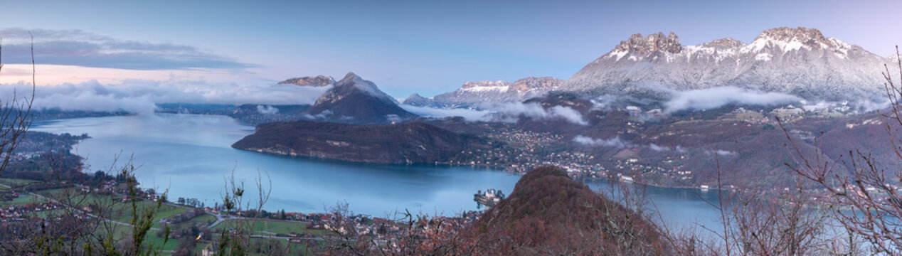La nuit tombe sur le Lac d'Annecy en france