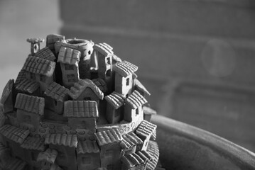 La foto mostra un piccolo castello in terracotta realizzato con abilità da un artigiano. Il...