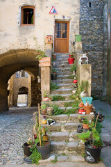 Saint-Montan, Ardèche, Steintreppe im Dorf mit bunten Blumentöpfen