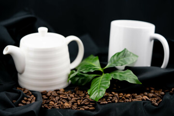 geröstete braune Kaffeebohnen mit antiken Geschirr