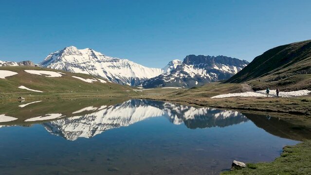 Lac et sommet enneig&eacute; avec randonneuses - Plan du lac, Grande Casse, Parc National de la Vanoise 