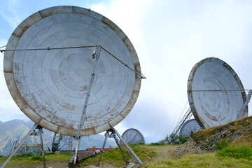 Segnali radio. Parabolic antennas of an abandoned military base.Large dishes placed on a mountain, used in the past for radio transmissions. 