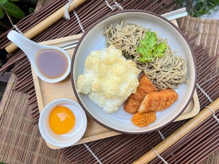 Spinach almond noodles with egg white and fried plant based