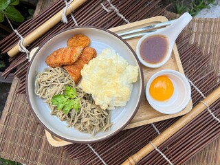 Spinach almond noodles with egg white and fried plant based